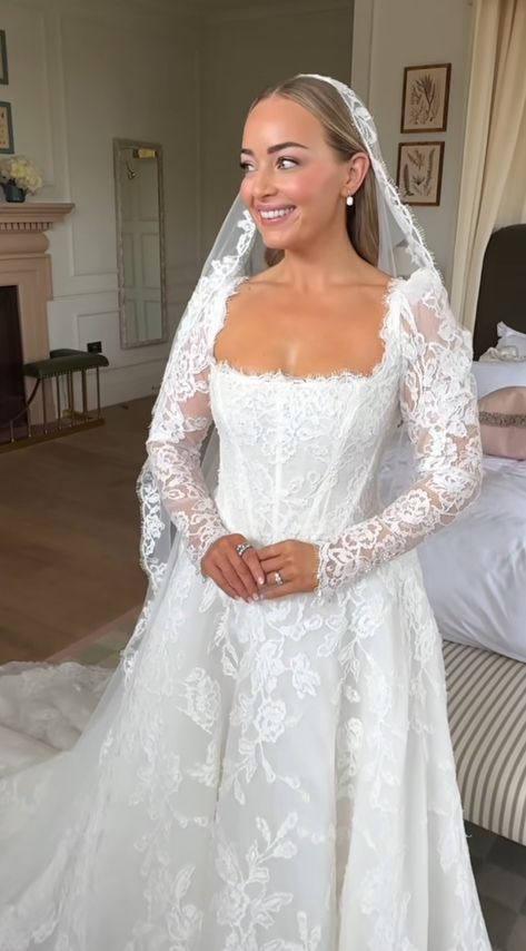 Wedding Dress Back Covered, Wedding Dress For Tattooed Bride, Lace Trim Wedding Dress, Eyelash Lace Wedding Dress, Old Wedding Dresses Vintage, Wedding Dress Tattooed Bride, Size 10 Wedding Dress, Busty Bride Wedding Dress, Black Women In Wedding Dresses