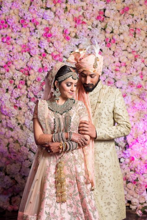 Bride And Groom Couple Poses, Wedding Couple Suit, Couple Portraits Wedding, Bride Groom Photoshoot Poses, Groom Poses Indian Wedding, Groom Bride Poses, विवाह की फोटोग्राफी की मुद्राएं, Marriage Poses, Indian Wedding Pictures