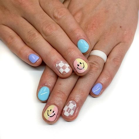 Hipster Nail Designs, 80s Nail Art, Smiley Nail Art, Happy Face Nails, Smiley Nails, Spirit Fingers, Subtle Nail Art, Checkered Nails, Mani Ideas