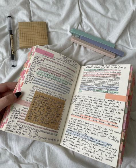 Note Annotations, Aesthetic Annotated Book, Book Notes Ideas, Book Anottations Ideas, Annotating Notes, Annotating Bible, Annotated Books Aesthetic, Book Annotation Aesthetic, Book Annotation Ideas