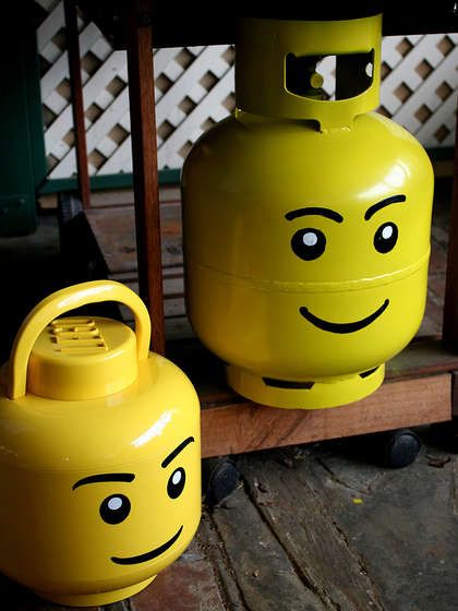 Even your gas grill can be made super nerdy. Diy Geek, Lego Head, Lego Man, Astuces Diy, Geek Decor, Lego Party, Propane Tank, Back To Nature, Gas Tanks