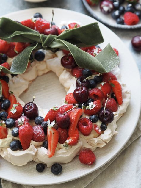 This Christmas Pavlova wreath, topped with vanilla-whipped cream, fruity berries, and a dusting of snowy icing sugar, is perfect! Winter Pavlova Recipe, Pavlova Recipe Christmas, Pavlova Cake Recipe, Christmas Wreath Pavlova, Xmas Pavlova, Rose Pavlova, Christmas Pavlova Ideas, Wreath Pavlova, Christmas Pavlova Recipe