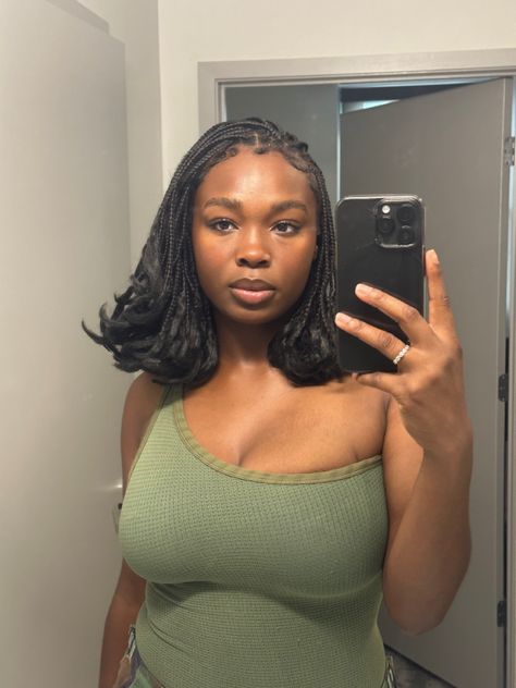 african braids short braid inspo fall braided styles mirror selfie Bob With Braids Black Women, Cute Short Braids Black Women, Short Brown Braids For Black Women, Bob Length Braids, Short Black Braids, Short Braids Ideas, Short Braided Hairstyles For Black Women, Dolly Braids, Short Protective Styles