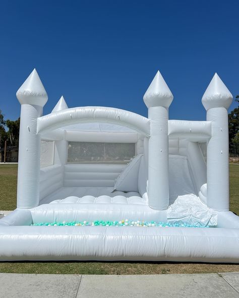 House With Slide, White Bounce House, House For Kids, Bounce House With Slide, Jump Party, Jumping Castle, Outdoor Trampoline, Bounce House Rentals, Bouncy House