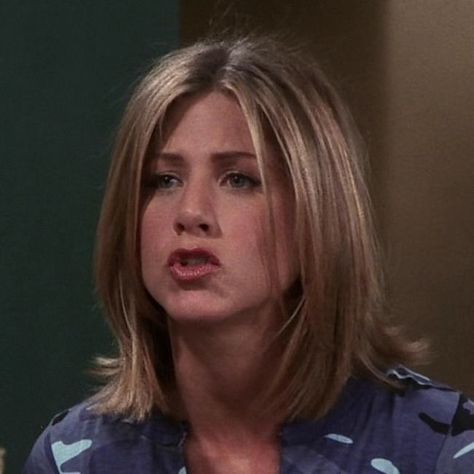 Rachel Friends Haircut Short, Chin Length Face Framing Layers, Rachel Green Bob, Short Hair Lots Of Layers, Rachel Short Hair, Jennifer Aniston Hair Short, 90s Long Bob, Blond Strands, 90s Bob Haircut