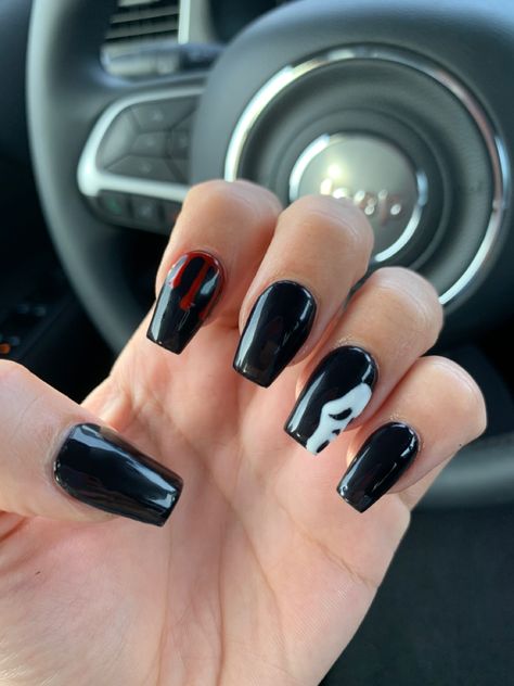 Horror halloween nails. Black with scream mask and blood drip Scream Nails Short Coffin, Halloween Matching Couple Nails, Scream Tattoos Ideas, Scream Inspired Nails Short, Black Scary Nails, Black And White Drip Nails, Horror Nails Halloween Short, Black Nail Halloween Designs, Holween Ideas Nails