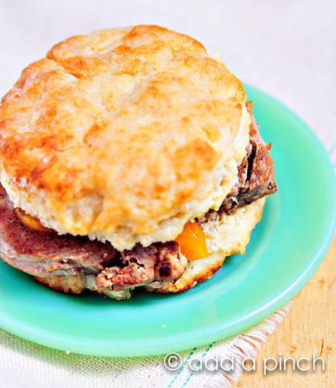 Tenderloin Biscuits, White Sausage Gravy, Buttermilk Biscuits Recipe, Comfort Food Southern, Biscuits Recipe, Sausage Gravy, Southern Cooking, Soup And Sandwich, Breakfast Recipe