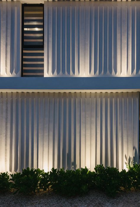 Casa Sebastian Is a Relaxing Pad Surrounded by Nature in the Yucatán Peninsula Boundary Wall Designs, Boundry Wall, Fence Wall Design, Compound Wall Design, Facade Lighting, Boundary Walls, Casa Country, Wall Designs, Exterior Wall Design