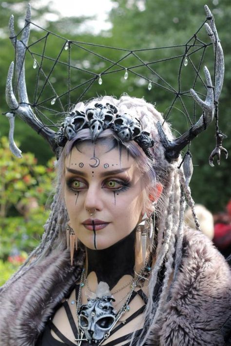 Black deer faun nymph forest creature headdress costume Halloween Makeup Looks Easy, Makeup Looks Easy, Halloween Make-up Looks, Idee Cosplay, Forest Creatures, Gothic Steampunk, Witch Costume, Halloween Makeup Looks, Halloween Make Up