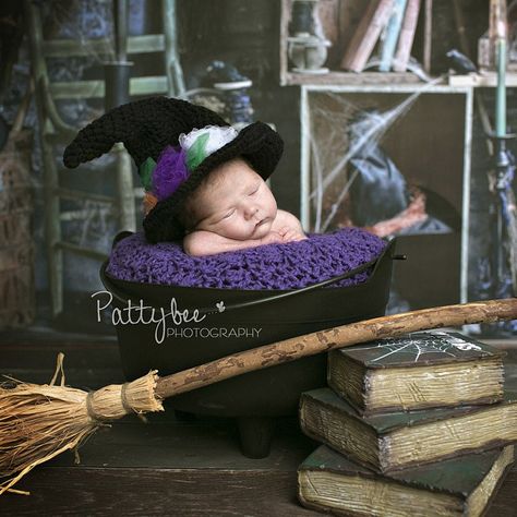 Halloween Baby Photos, First Halloween Costumes, Newborn Halloween, Pumpkin Pictures, Halloween Hat, Halloween Photography, Newborn Poses, Halloween Hats, Kids Photoshoot