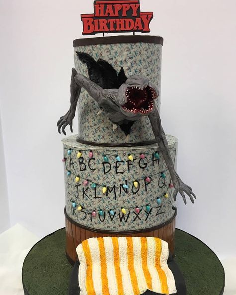 Stranger Things cake with chocolate demogorgon! #StrangerThings #strangerthingscake #strangerthingsbirthdaycake #strangerthingsseason1… Cake Athestic, Stranger Things Cakes, Stranger Cake, Stranger Things Cake, Stranger Things Halloween Party, Demogorgon Stranger Things, Starnger Things, Stranger Things Premiere, Stranger Things Halloween