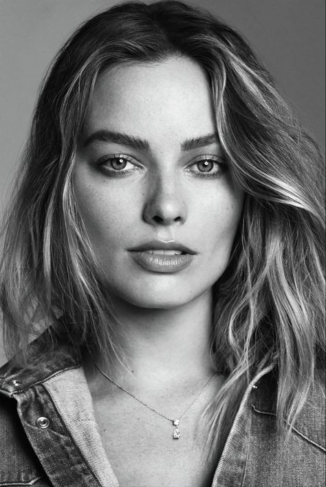 Margot Robbie Harley Quinn, Margot Robbie Harley, Actor Headshots, Face Photography, Celebrity Portraits, Black And White Portraits, Portrait Inspiration, Margot Robbie, White Photo