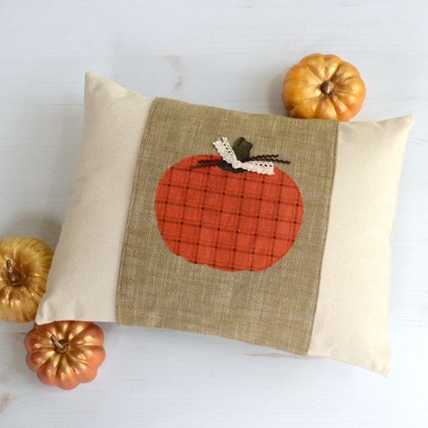 DIY Fall Pillow with Pumpkin Applique Pillow Wrap - Orange Bettie Pillow Wraps, Fall Sewing Projects, Pumpkin Applique, Quilted Coasters, Fall Pillow, Applique Pillows, Fall Sewing, Pillow Projects, Fall Pillow Cover