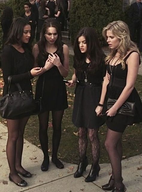 picture of the liars wearingcute black outfits 2014 Grunge, Pretty Little Liars Outfits, Pll Outfits, Pretty Little Liars Fashion, Pll Fashion, Looks Street Style, The Pretty, Pretty Little Liars, Aesthetic Outfits