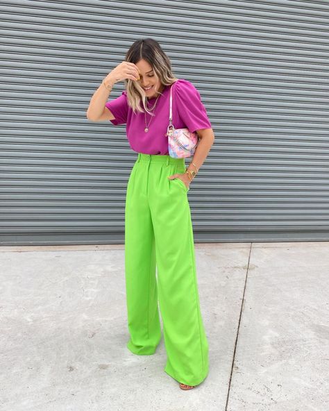 Lime Green Shirt Outfit, Bright Pants Outfit, Verde Lima Outfit, Lime Green Outfit, Lime Green Outfits, Lime Green Pants, Colored Pants Outfits, Green Pants Outfit, Black Fashion Designers