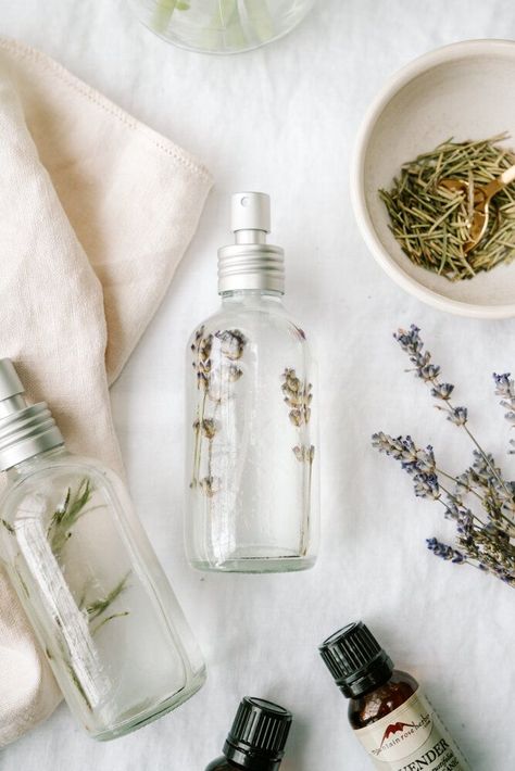 Herbal Diy, Diy Linen Spray, Diy Room Spray, Geranium Essential Oil, Lemongrass Essential Oil, Homemade Cleaning Products, Glass Spray Bottle, Rose Essential Oil, Essential Oils Rosemary