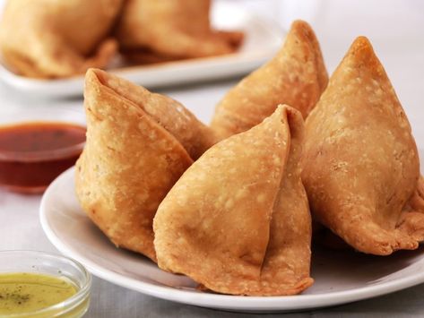 Vegetable Samosa is a popular and common snack across the Indian sub-continent. A crispy and deep fried snack, it is traditionally made using gram flour, potato, peas, onion and spices.… Punjabi Samosa, Vegetable Samosa, Samosa Recipe, Masala Tea, Pani Puri, Popular Snacks, Dried Mangoes, Delicious Vegetables, Minced Meat