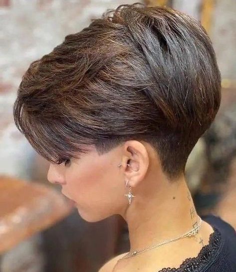 Brighten Gray Hair, Pixie Cut Shaved Sides, Short Wedge Hairstyles, Bob Pixie Haircut, Spikey Short Hair, Short Cropped Hair, Short Hair Back, Bob Pixie, Wedge Hairstyles