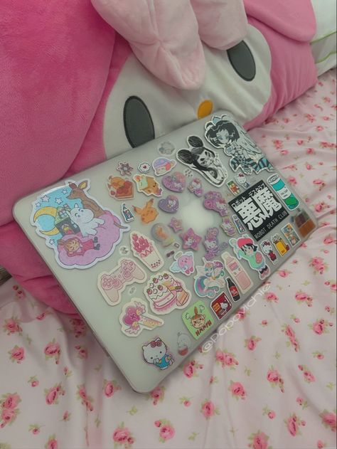 Macbook With Stickers, Kawaii Macbook, My Melody Pillow, Macbook Case Aesthetic, Macbook Case Stickers, Macbook Aesthetic, Pc Decoration, Pink Academia, Kawaii Coquette