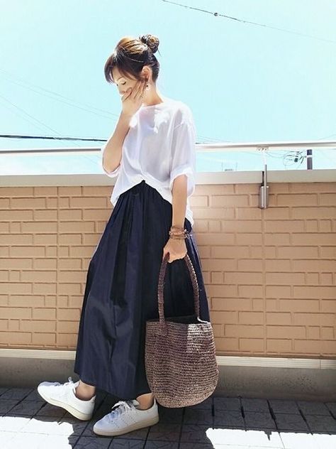 Japanese Minimalist Fashion, Skirt Outfits Summer, Mode Ulzzang, Summer Outfits Ideas, Bags Ideas, Modest Summer, Modest Summer Outfits, Casual Skirt Outfits, Rock Outfit