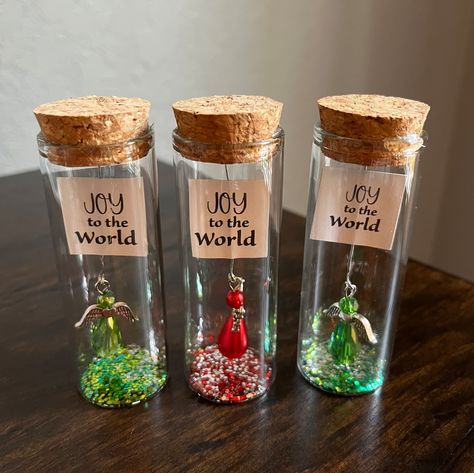 Mini Bottle Art, Bottle Ornaments, Jar Necklace, Bottle Gift Tags, Blessing Bags, Christmas Shadow Boxes, Ideas Navidad, Tiny Jars, Beaded Angels