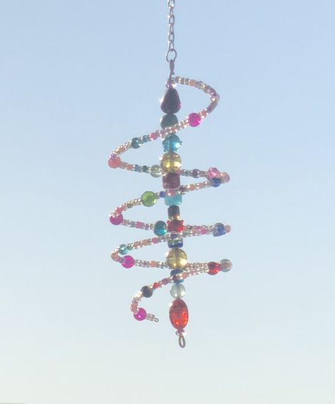 Bead Wind Chimes, Beaded Windchimes Diy, Perler Bead Suncatchers, Beaded Crafts For Adults, Memory Wire Suncatcher Diy, Beaded Suncatchers, Bead Suncatcher Diy, Spiral Suncatchers Diy, Bead Projects