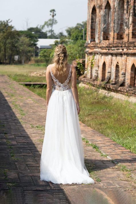 Ontdek de nieuwe schitterende trouwjurken uit de collecties 2024 van Amelie Bridal #wedding #marriage #trouwen #beautifulwedding #bride #groom #2024wedding #2023wedding #pinterestbride #weddinginspo #weddingaesthetic #weddingdress #trouwjurk Eindhoven, Bridal Wedding Dresses, Amelie, Bridal Wedding, Bride Groom, Wedding Bridal, Check It Out, Wedding Dresses, Dresses