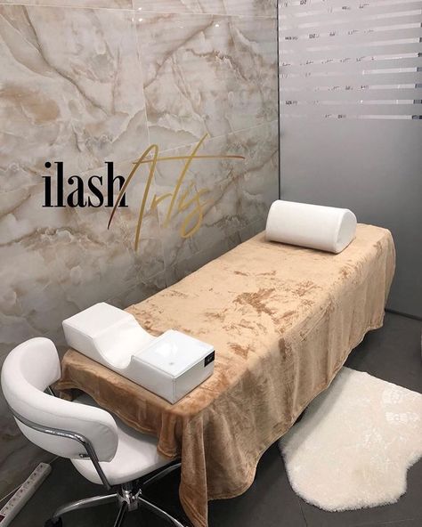 Lash Room Decorations on Instagram: “Gold x white - Rare color combo, but still one of our favorites! ✨ - Thanks for sending in your photo @ilashartis 😍 - DM your lash studio…” Lash Room Ideas, Lash Room Decor, Beauty Room Salon, Home Beauty Salon, Esthetician Room Decor, Esthetics Room, Spa Room Decor, Lash Studio, Esthetician Room