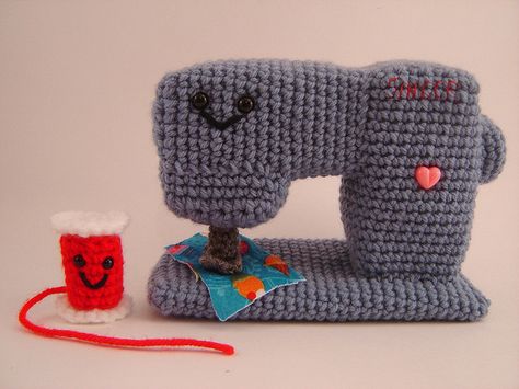 Amigurumi Sewing Machine in Blue ^_^ by Yummy Pancake, via Flickr Sewing Machine Pattern, Crochet Sewing, Ni Idea, Machine Pattern, Love Sewing, Love Crochet, Knitted Toys, Learn To Crochet, Crochet Animals