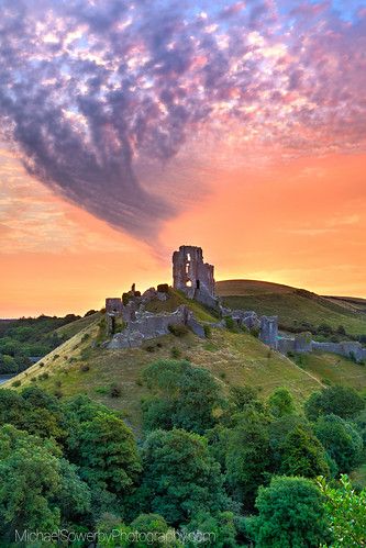 Castle England, Real Castles, Castle Photo, Corfe Castle, Medieval Castle, England Travel, See Images, Historical Sites, Animal Illustration