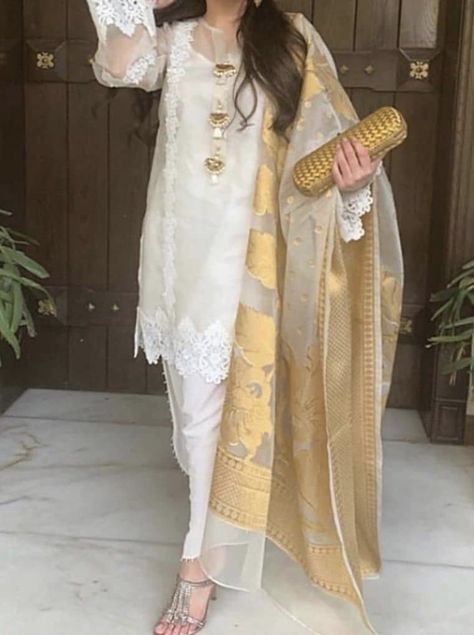 White Banarsi Suits, Pakistani Party Wear Dresses, Pakistani Formal Dresses, Pakistani Fashion Casual, Gaun Fashion, Stylish Short Dresses, Pakistani Fancy Dresses, Pakistani Dresses Casual, Pakistani Fashion Party Wear