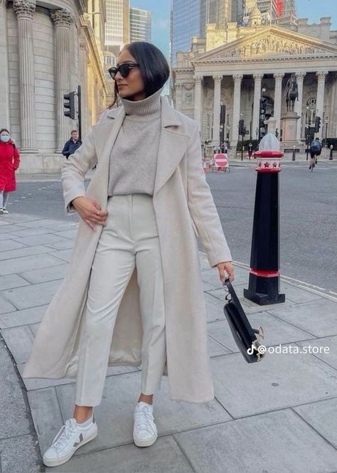 15 Must-Have Fall Travel Outfits: Your Ultimate Guide to an Autumn Getaway Autumn Winter Outfits 2024, Eurotrip Outfits, Madrid Outfits, November Outfits, Mantel Outfit, Fall Travel Outfit, Ny Outfits, New York Outfits, Mode Zara