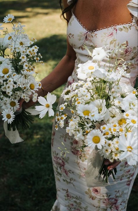 Daisy Bridesmaid Bouquet, Simple Bridesmaid Bouquets, Daisy Bouquet Wedding, Film Editorial, Katie White, Muskoka Wedding, Bridesmaid Bouquet White, Green Wedding Flowers, Elegant Garden