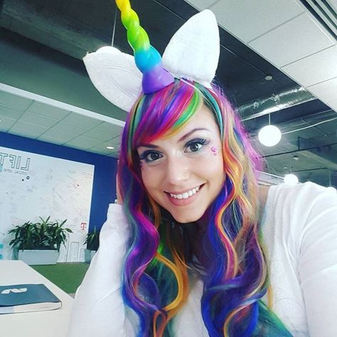 Nostalgic Costumes, Lisa Frank Costume, Lisa Frank Unicorn, Halloween Peeps, 90s Pop Culture, Easy Diy Costumes, Unicorn Costume, Lisa Frank, Just Peachy