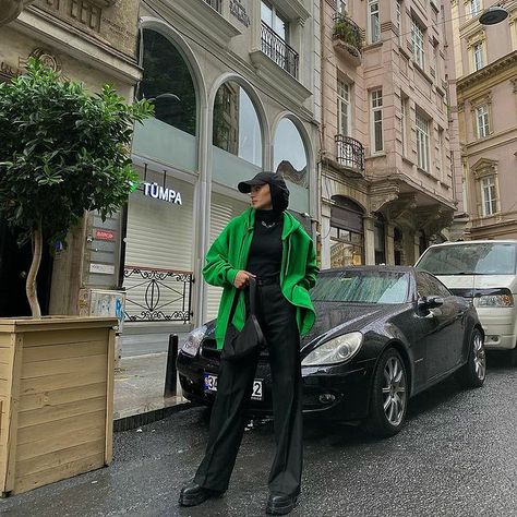 Green T Shirt Outfit, Green Hijab Outfit, Black Outfit Hijab, Black Hijab Outfit, Green Shirt Outfits, Hijab Fashion Summer, Black Hijab, Black Hoodie Women, T Shirt Outfit