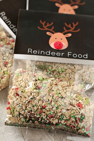 It's not just Santa that needs to eat!  Make the reindeer some special food too!  This Reindeer Food is easy and fun to make and you will love handing it out friends and family before Christmas! #MyHeavenlyRecipes #DIY #DIYGifts #Christmas Reindeer Food Poem, Reindeer Food Recipe, Reindeer Food Label, Reindeer Food Printable, Christmas Wrapper, Ren Geyiği, Recipe Printable, Christmas Party Candy, Snowman Soup