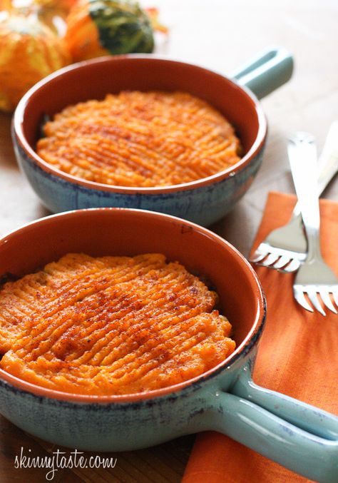 Ground turkey sautéed with mixed vegetables, sliced mushrooms and fresh herbs with a savory garlic sweet potato topping. Comfort food without the guilt! This is Turkey Shepherds Pie, Sweet Potato Toppings, Potato Toppings, Ground Turkey Recipes, Shepherds Pie, Ground Turkey, Turkey Recipes, Meatloaf, Om Nom