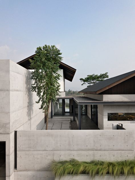 Japanese House Exterior, Japanese Exterior, Japanese Modern House, Modern Japanese House, Modern Japanese Architecture, Contemporary House Exterior, Arch House, Tropical Architecture, Village House Design