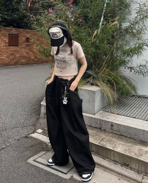 Parachute Pants Outfit, Outfit Korean, Korean Casual Outfits, Hip Style, Alt Fashion, Korean Street Fashion, Casual Style Outfits, Alternative Fashion, Minimalist Fashion