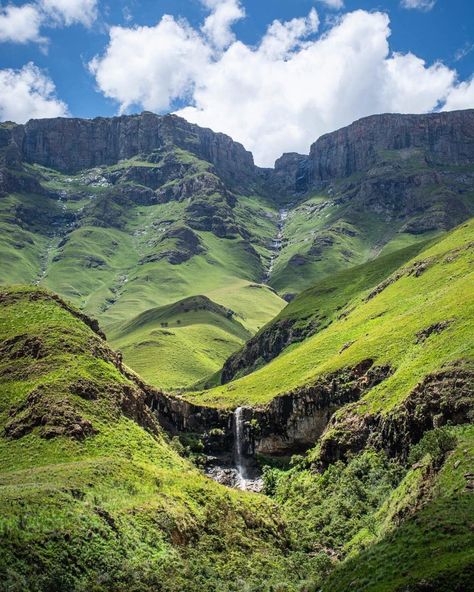 South Africa Nature, African Image, Drakensberg Mountains, Wildlife Reserve, South Africa Travel, Kwazulu Natal, Amazing Nature Photos, Green Landscape, Beautiful Country