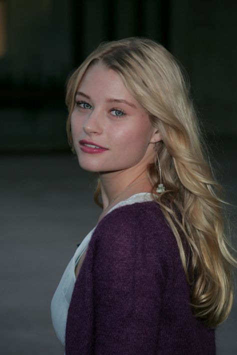 Emilie de Ravin Emily De Ravin, Claire Lost, Claire Littleton, Jeanne Goursaud, Lost Series, Lost Tv Show, Side Portrait, H2o Mermaids, Blonde Actresses