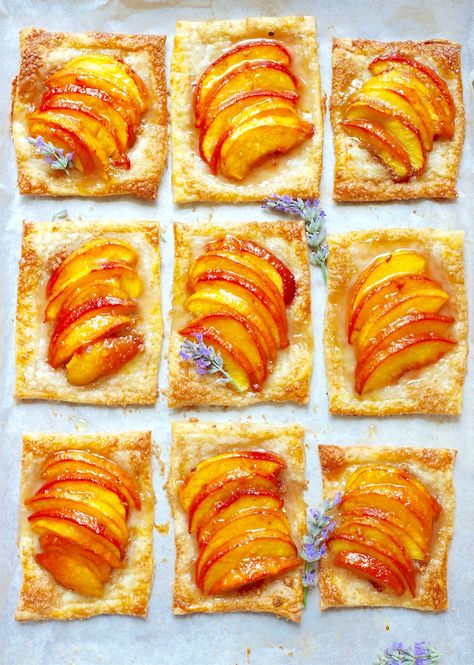 Peach Tartlets, Peach Puff Pastry, Desserts No Bake, Mediterranean Cooking, Peach Tart, Puff Pastry Desserts, Desserts Healthy, Peach Puff, Peach Desserts