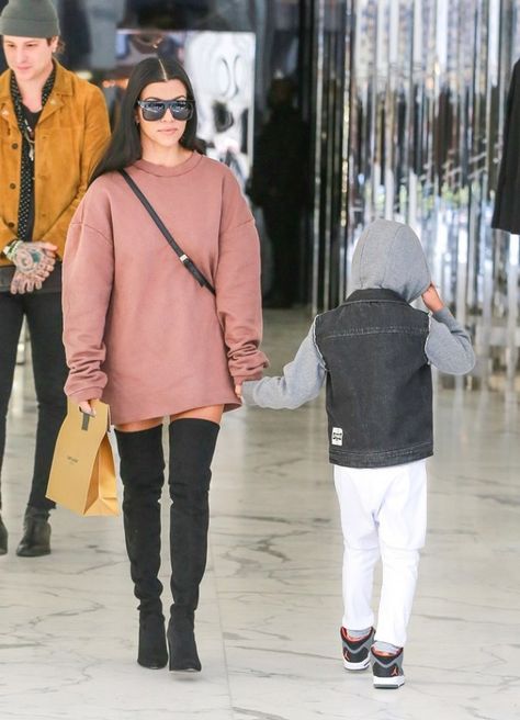 Kourtney Kardashian wears black over-the-knee boots with an oversized sweatshirt dress and statement shades. Yeezy Sweater, Hoodie Dress Outfit, Street Style Ideas, Estilo Kardashian, Oversize Outfit, Kourtney Kardashian Style, Paolo Sebastian, Casual Luxe, Fashion Terms