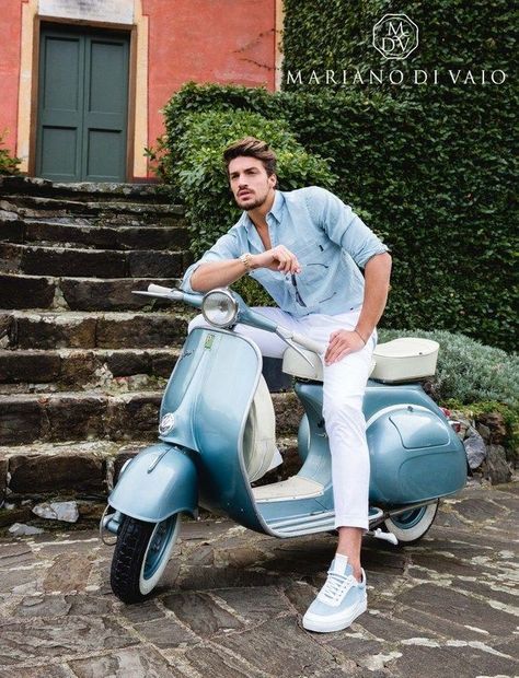 Bike poses Shoes Campaign, Mdv Style, Street Style Magazine, Men Fashion Photoshoot, Boy Bike, Bike Photoshoot, Bike Photography, Vespa Vintage, Style Magazine