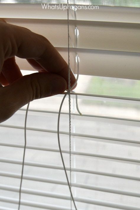 Great DIY tutorial on mini blind repair to fix broken mini blinds. My kids break them all the time. Great apartment living tip that will save money! How To Fix Blinds, Blind Repair, Mini Blinds, Blinds For Windows, Diy Home Improvement, Cleaning Organizing, Home Maintenance, Diy Home Crafts, Home Repair