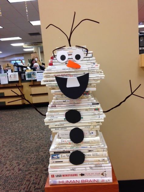 Olaf book display... Frozen library idea Christmas Library Display, Wallpaper Bookshelf, School Library Displays, Library Book Displays, Library Inspiration, Library Bulletin Boards, Childrens Library, Elementary Library, Library Activities