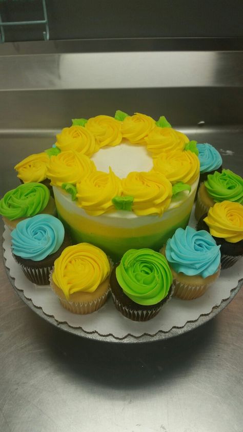 Round Cake With Cupcakes Around It, Party Combo Cake Ideas, Cupcake Platter, Cake With Cupcakes, Everyday Cakes, Floral Cake Design, Summer Cupcakes, Buttercream Cake Designs, Layered Cakes