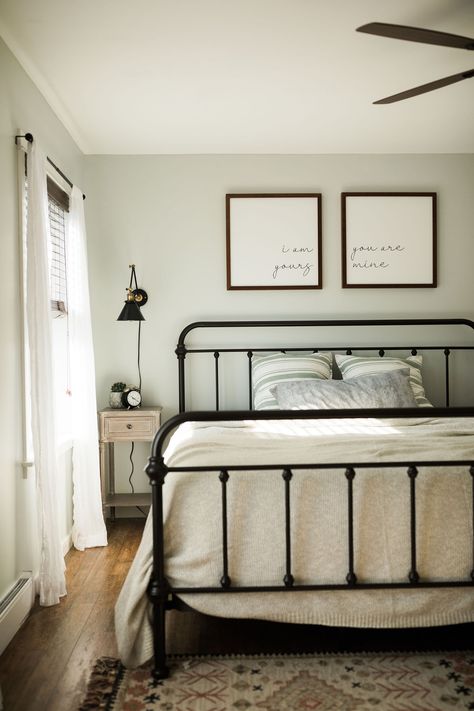 Boho farmhouse bedroom ideas with black iron bed frame, paint color silver feather by behr, sheer white curtains in bedroom and boho rug Black Iron Beds, Black Bed Frame, Iron Bed Frame, Slaap Lekker, Farmhouse Master, Boho Farmhouse, Iron Bed, غرفة ملابس, Spare Bedroom