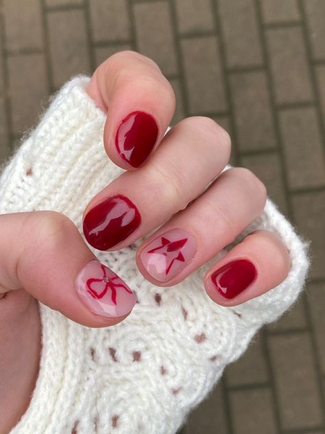 Red Design Short Nails, Bows On Nails Nailart, Bow Red Nails, Star And Bow Nails, Red Kawaii Nails, Red Nails Aesthetic Design, Nails With Ribbon Design, Bow And Star Nails, Jell Nails Ideas