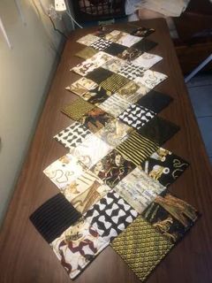 Quilts For Beginners, Table Runner Ideas, Quilt Table Runner, Quilt Table Runners, Table Runner Tutorial, Table Topper Patterns, Charm Pack Quilts, Table Runner Diy, Patchwork Table Runner